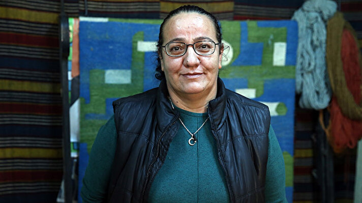 Uşaklı kadın girişimci Ayşe Erdem, köylerdeki atölyelerde, eski halı, kilim ve çaputlardan elde ettiği malzemeyi kişiye özel tasarımlarla yeniden dokutarak, yurt dışına satıyor.