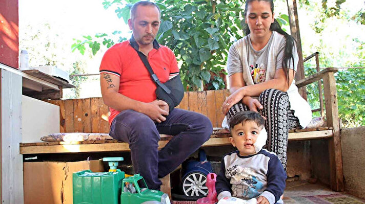 Olay, 7 Ekim Perşembe günü saat 19.30 sıralarında Konyaaltı ilçesinde yaşandı. Bir cadde üzerinde market işleten Hasan Kaçar'ın (33) eşi Sevim Kaçar (26), 11 aylık bebeği Sadrettin ile birlikte markete gelen müşteriye bakmak istedi.