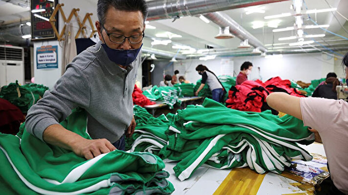 Dünyada izlenme rekorları kıran Güney Kore yapımı Netflix dizisi Squid Game'de oyuncuların giydiği yeşil eşofmanlar ve pembe tutumlara talep arttı.<br>
