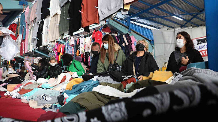 Edirne’de, her cuma günü kurulan ve ‘sosyete pazarı’ olarak adlandırılan Ulus Pazarına gelen Bulgaristan vatandaşları, aldıkları ürünleri taşımakta zorluk çekti.