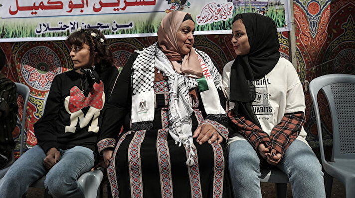 İsrail hapishanesinden pazar günü serbest bırakılan ancak ailesinin yaşadığı Gazze'ye geçişine dün izin verilen Ebu Kumeyl, 6 yıldır uzak kaldığı ailesine kavuştu.<br><br>