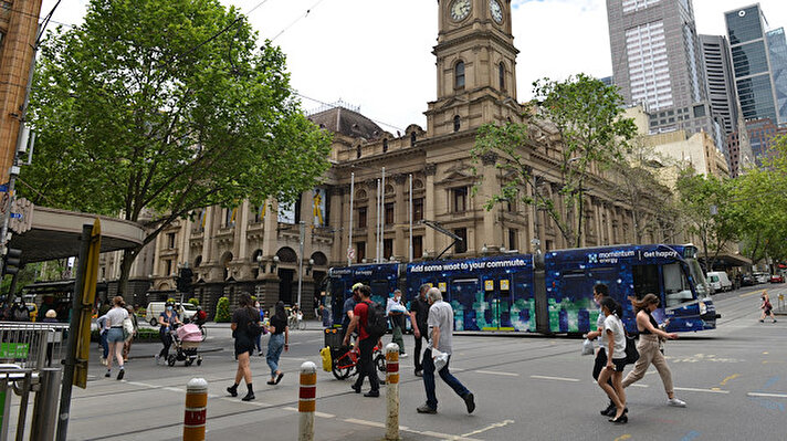 Victoria Eyalet Başbakanı Daniel Andrews, eyaletin başkenti Melbourne'da düzenlediği basın toplantısında, sona eren tam kapanma ve yeni yürürlüğe giren kısıtlamalarla ilgili açıklamada bulundu.<br><br>