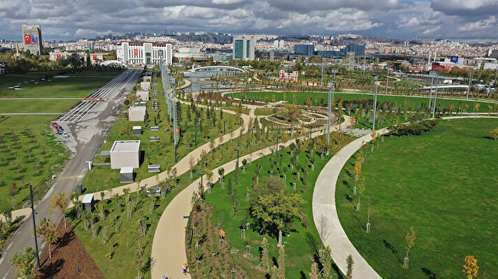 Başkente yeni soluk getirecek AKM Millet Bahçesi, millet kıraathanesi, yeşili, koşu, yürüyüş, bisiklet parkurları, buz pisti, dinlenme ve piknik alanlarıyla doğayla iç içe bir sosyal yaşam alanı olacak. Başkentlilerin ihtiyaç duyacağı sosyal donatıların yer aldığı millet bahçesinin 601 bin 700 metrekaresi yeşil ve açık alanlardan oluşuyor.<br><br>
