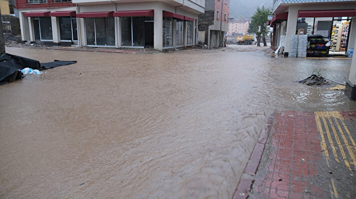 İlçe merkezindeki Sınarcık, Yılmaz ve Cumhuriyet caddeleri başta olmak üzere ilçenin birçok yerinde şiddetli sağanak su baskınlarına neden oluyor.