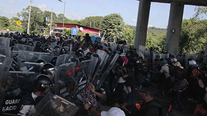 Meksika’nın güneyinde bir araya gelen ve farklı ülkelerden göçmenlerin oluşturduğu kafile, ülkedeki yaşam şartlarını protesto etmek için sabah erken saatlerde Mexico City’e doğru yürümeye başladı. 