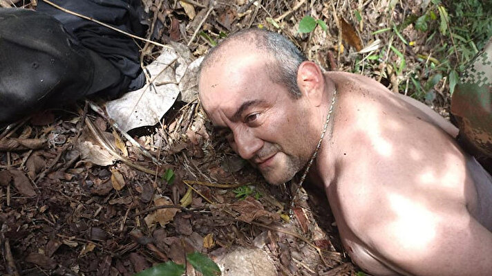 Kolombiya'da en çok aranan uyuşturucu kaçakçılarından "Otoniel" lakaplı Dairo Antonio Usuga, asker ve polisin ortak operasyonuyla gözaltına alındı.<br><br>Ülkenin kuzeybatısındaki Necocli kasabasında, "Osiris" adı verilen operasyonda ele geçirilen Clan del Golfo örgütünün elebaşı Otoniel, askerler tarafından helikopterle götürüldü.
