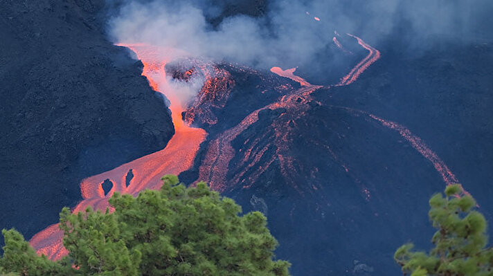 İspanya’ya bağlı Kanarya Adaları’nın en büyük 5'inci adası La Palma’da bulunan Cumbre Vieja Yanardağı, 19 Eylül’den bu yana kül ve lav püskürtmeye devam ediyor.