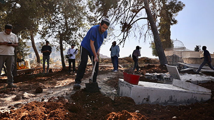 İsrail yönetimine hizmet veren bir taşeron firmanın çalışanları sabah saatlerinde İsrail polisi korumasında iş makineleriyle Doğu Kudüs'ün Eski Şehir bölgesindeki Mescid-i Aksa'nın doğu surlarının dibinde bulunan Müslüman Yusufiye Mezarlığı'na geldi.<br>