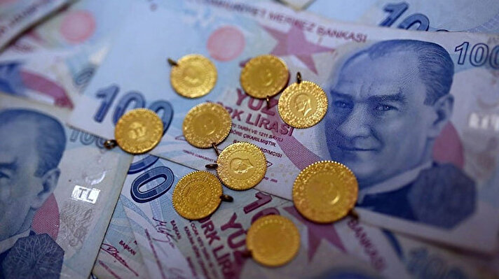 Saat 10.00 itibarıyla dolar 9,77'den, euro 11,40'tan, sterlin ise 13,49'dan işlem görüyor. Aynı dakikalarda gram altın 566 liradan, çeyrek altın 928 liradan, cumhuriyet altını da 3.779 liradan satılıyor. Altının ons fiyatı ise şu sıralar 1.797 dolar seviyesinde bulunuyor.<br>