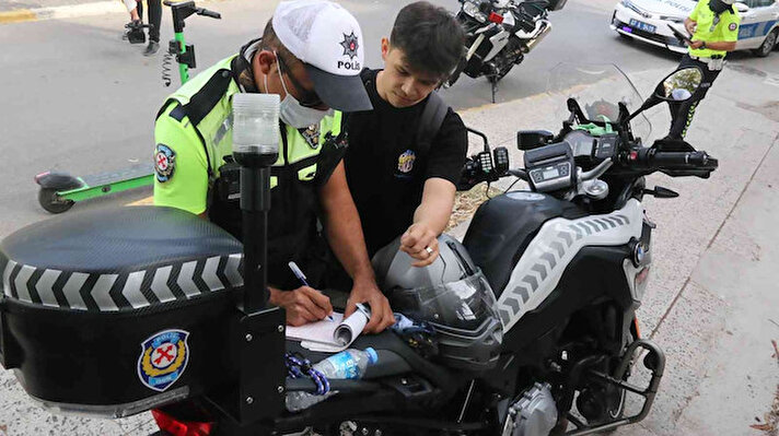 Antalya'da son günlerde kullanımı artan ve trafikte tehlike oluşturan 'martı' olarak bilinen scooterlara yönelik polis ekipleri tarafından şok denetim yapıldı.