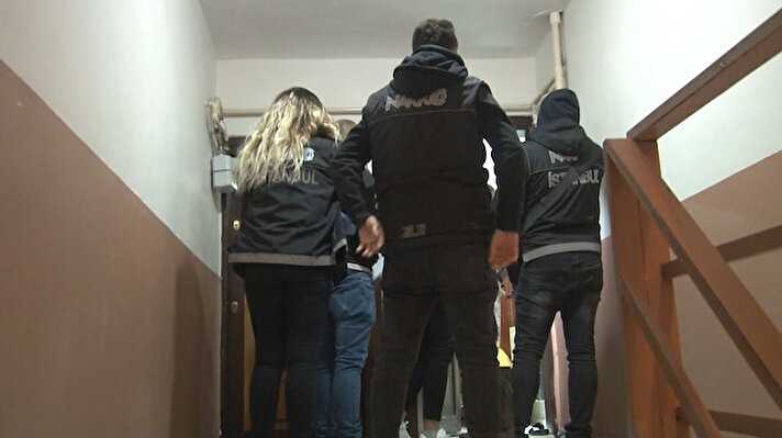 İstanbul Emniyet Müdürlüğü Narkotik Suçlarla Mücadele Müdürlüğü ekipleri, bugün sabah saat, 06.00'da Küçükçekmece genelinde torbacı olarak tabir edilen sokakta uyuşturucu satıcılarına yönelik eş zamanlı operasyon düzenledi. 