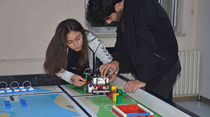 Her yıl düzenlenen, gençlerin robot ve bilime karşı ilgilerini arttırmayı hedefleyen Dünya Robot Olimpiyatı, (World Robot Olympiad - WRO) ilkokuldan üniversiteye dünyanın her yerinde tüm öğrencilerin fikir üretme ve problem çözme gibi yeteneklerini düşündürücü ve eğitici robot turnuvaları ve aktiviteleri geliştirmeye çalışıyor. 