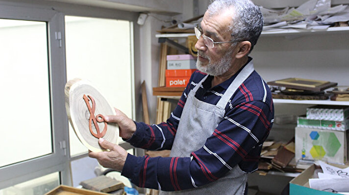 Kamudan emekli olduktan sonra hobi olarak başladığı geleneksel ahşap kabartma ve yontma sanatı nahtta ustalaşan 73 yaşındaki Hasan Kabadağ, son sergisini, Manisa Büyükşehir Belediyesi Fatih Sergi Salonu'nda açtı.<br>