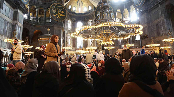 İstanbul'un fethine kadar 916 yıl kilise, 1453'ten 1934'te alınan kararla müze oluncaya kadar dek camii olarak kullanılan Ayasofya-i Kebir Cami-i Şerifi ve 28 Mayıs 2021 Cuma günü Cumhurbaşkanı Recep Tayyip Erdoğan'ın katıldığı törenle ibadete açılan Taksim Camii'ni vatandaşlar 100 kişilik gruplar halinde geziyorlar.<br>
