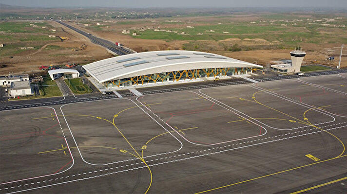 Azerbaycan'ın işgalden kurtardığı topraklarda inşa ettiği ilk havalimanı yarın Cumhurbaşkanları Erdoğan ve Aliyev'in katılacağı törenle hizmete girecek. Cumhurbaşkanı Erdoğan, Fuzuli Uluslararası Havalimanı'na inen ilk devlet başkanı olacak.<br><br>
