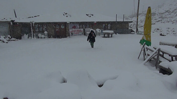 Doğu Karadeniz'in yüksek kesimlerinde kar yağışı etkili olurken, Rize'nin Çamlıhemşin ilçesinin yüksek kesimlerinde gece başlayan kar yağışının şiddeti sabah arttı. 