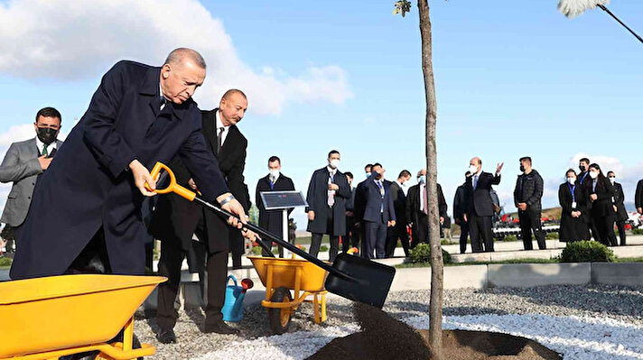 Cumhurbaşkanı Erdoğan, sabah saatlerinde  Azerbaycan'ın işgalden kurtardığı topraklarda inşa ettiği ilk havalimanı olan Füzuli Uluslararası Havalimanı'na indi. <br>Azerbaycan Cumhurbaşkanı İlham Aliyev tarafından karşılanan Erdoğan, Fuzuli Uluslararası Havalimanı'na inen ilk devlet başkanı oldu.