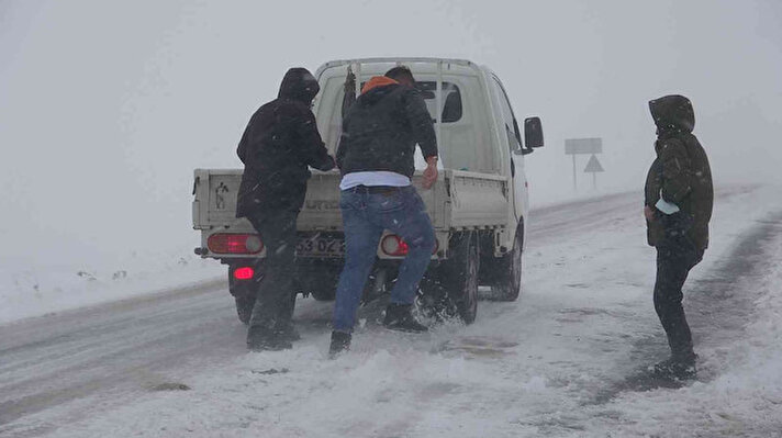 Kar yağışı ve fırtınanın etkili olduğu Ardahan’ın yüksek kesimlerinde şehirler arası yollarda meydana gelen buzlanma nedeniyle ulaşımda aksamalar yaşandı. 