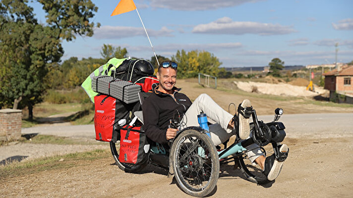 Kino Yves (36) bisikletle seyahat etme tutkusu nedeniyle 3 ay önce işinden istifa ederek Avrupa'yı dolaşmaya başladı.<br><br>Rotası kapsamında Kapıkule Sınır Kapısı'nı geçerek Türkiye'ye gelen Yves pedal çevirmeyi sürdürüyor.