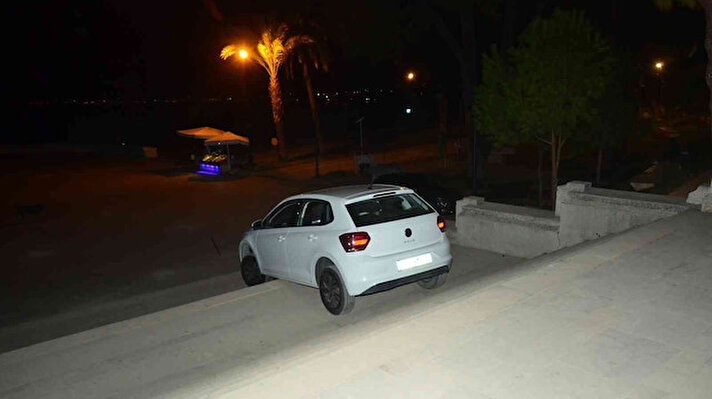 Olay, dün gece Muratpaşa ilçesi Karaalioğlu Parkı’nda meydana geldi.<br><br>Parkın trafiğe kapalı bölümüne 34 DVM 310 plakalı otomobiliyle gelen E.T., iddiaya göre, aldığı alkolün de etkisiyle direksiyonu merdivenlere doğru kırdı. 
