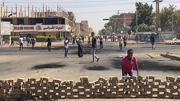 Yönetimin sivillere devredilmesini isteyen protestocular, başkent Hartum'un farklı bölgelerindeki ana caddelerde kaldırım taşları, konteynerler ve ağaçlardan barikatlar kurdu.