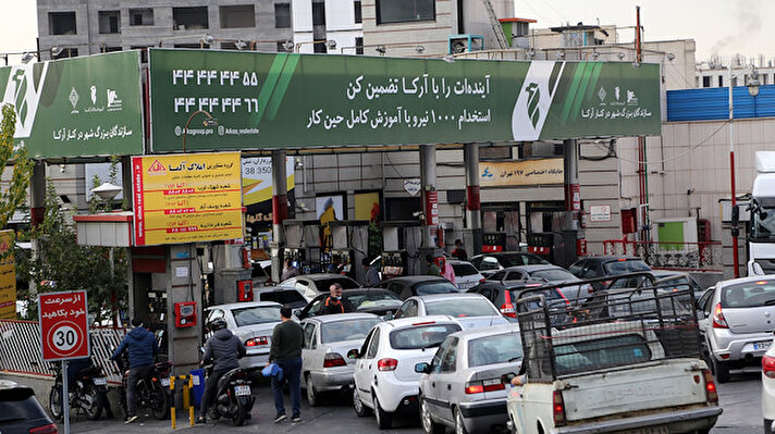 İran resmi ajansı IRNA'nın haberine göre, henüz nereden yapıldığı belli olmayan siber saldırı sebebiyle birçok yerde benzin istasyonlarını hizmet veremiyor.