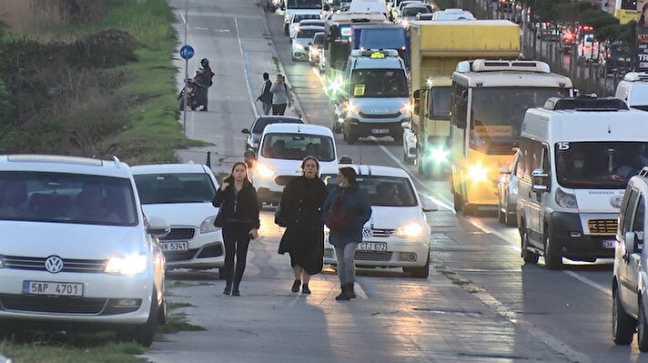 TEM Otoyolu Hadımköy bağlantı yolu Esenyurt mevkiinde sürücüler, araçlarıyla yoğun trafiğe girmemek için kaldırımdan gitmeye başladı.