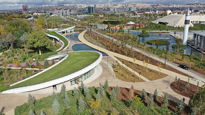 Başkente yeni soluk getirecek AKM Millet Bahçesi, millet kıraathanesi, yeşili, koşu, yürüyüş, bisiklet parkurları, buz pisti, dinlenme ve piknik alanlarıyla doğayla iç içe bir sosyal yaşam alanı olacak.<br><br>