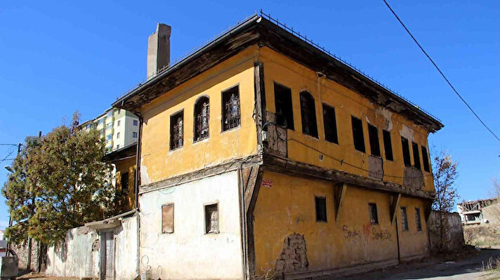 Sivas’ın en köklü mahallerinden biri olan Mehmetpaşa Mahallesinde bulunan tarihi Demirciler Konağı şimdiki haliyle adeta tehlike saçıyor. Yaklaşık 150 yıllık bir geçmişe sahip olan ve özel mülkiyete ait konak, Kültür varlıkları Koruma Bölge Kurulu tarafından 2007-2008 yılları arasında tescillendi. 