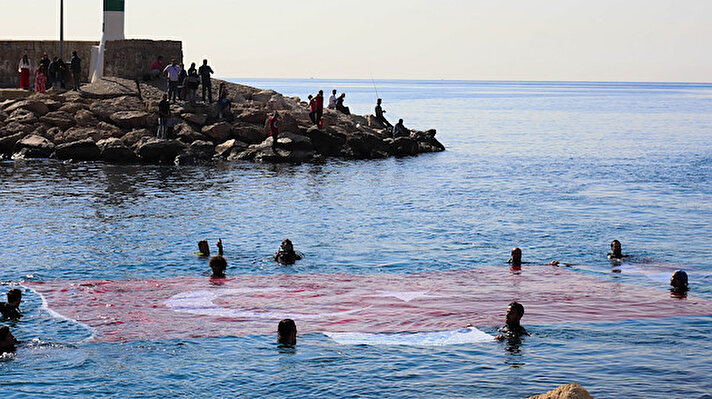 Cumhuriyet Bayramı'nın 98'inci yıl dönümü yurdun dört bir yanında çeşitli etkinliklerle kutlanıyor. Akdeniz Üniversitesi Sualtı Topluluğu da etkinlikler kapsamında Kaleiçi Yat Limanı'ndan denize açıldı. 16 kişiden oluşan topluluk, su üstünde önce 54 metrekarelik Türk bayrağı, ardından da Atatürk posterini açtı. Saygı duruşunda bulunup İstiklal Marşı okuyan topluluğa Antalya Emniyet Müdürlüğü deniz polisleri de eşlik etti. Etkinlik, vatandaşlardan büyük ilgi gördü.