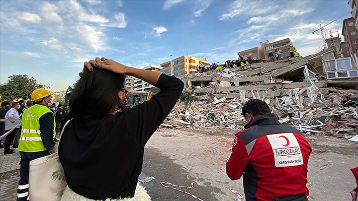 İzmir'in Seferihisar ilçesi açıklarında 30 Ekim'de yaşanan 6,6 büyüklüğündeki depremden bu yana geçen 365 günde yaralar sarılırken yaşamını yitiren 117 kişinin acısı yüreklerden silinemedi.<br><br>