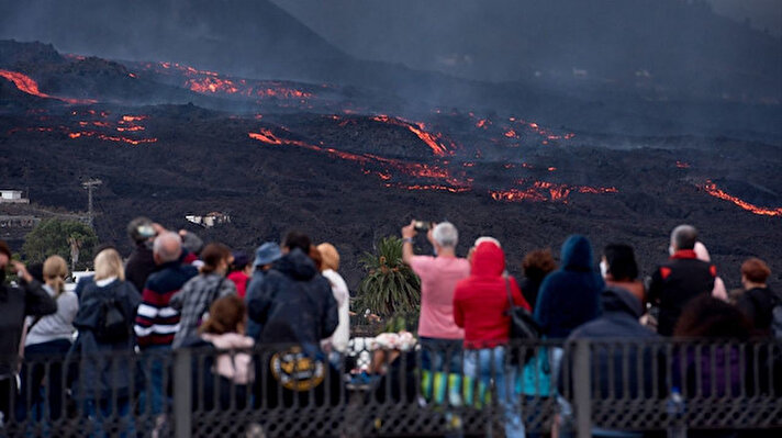 İspanya'nın La Palma Adası'ndaki yanardağa akın var. Turistler ve fotoğrafçılar yaklaşık 40 gündür süren lav akışını yakından görmek için bölgeye gitti.<br><br>