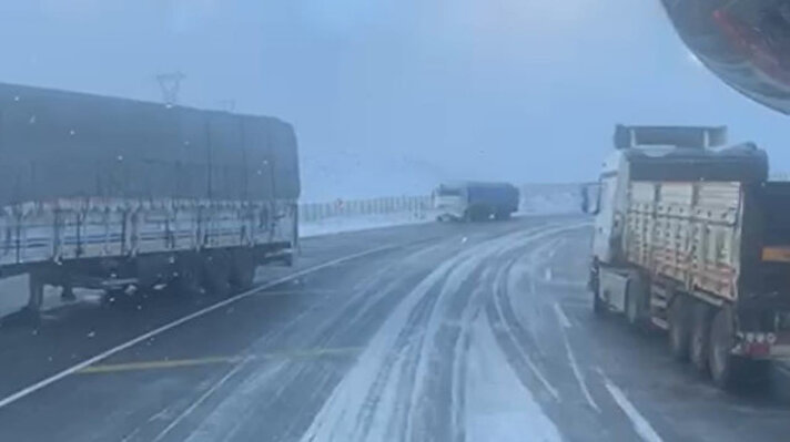 Doğu Anadolu Bölgesi’nde 3 gündür devam eden sağanak yağış zaman zaman yerini kar yağışına bırakıyor. Erzurum-Çat karayoluna yağan kar sonrası soğuk havanın etkisiyle yollar buz pistine döndü. Kış lastikleri olmayan onlarca tır ise yollarda kaldı. Erzurum Büyükşehir Belediyesi ekipleri, iş makinaları ile yollarda tuzlama çalışması gerçekleştirdi.