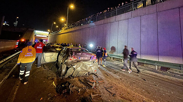 Bursa-Mudanya yolundaki Esentepe Köprülü Kavşağı'nda kaza yapan 2 otomobile, arkalarından gelen 5 araç daha çarptı.<br><br>