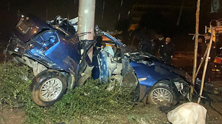 Sürücüsü öğrenilemeyen 01 ACF 738 plakalı otomobil, Altınşehir Mahallesi Eğriçayı Köprüsü'nde bulunan refüjdeki direğe çarptı.<br><br>