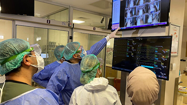 Ankara Eğitim ve Araştırma Hastanesi Covid-19 Yoğun Bakım Servisi'ndeki kameralı takip sistemi ile koronavirüs hastalarına hayati müdahaleler erken yapılabiliyor. 