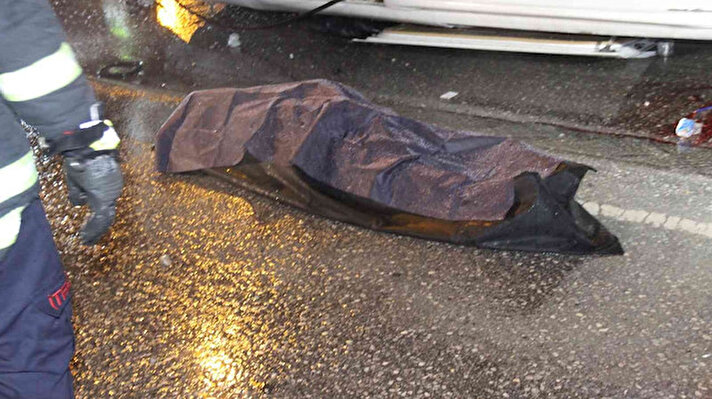 Kaza, Kocaeli’nin İzmit ilçesi D-100 Karayolu Ankara istikameti üzerinde meydana geldi. Edinilen bilgiye göre, Muammer Evci (49) idaresindeki 17 AH 217 plakalı Mercedes marka servis minibüsü, sürücüsünün direksiyon hakimiyetini kaybetmesi sonucu beton bariyere çaptı.