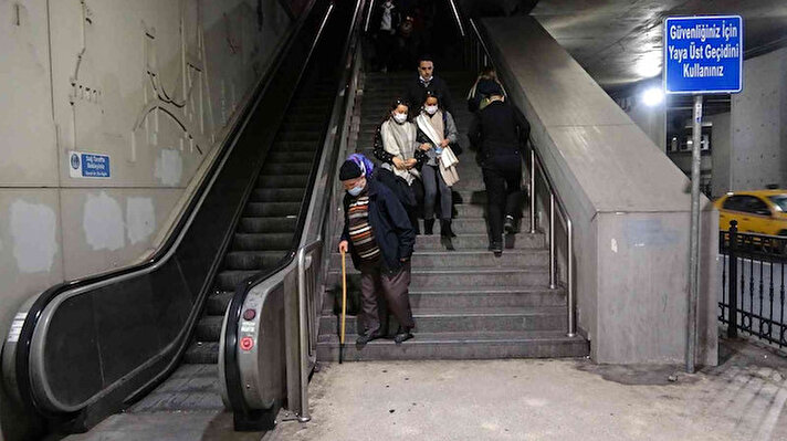 İstanbul'un en işlek yerlerinden biri olan Taksim'de, metro ve otobüse giden yürüyen merdivenler herhangi bir arıza levhası olmamasına rağmen zaman zaman çalışmıyor.