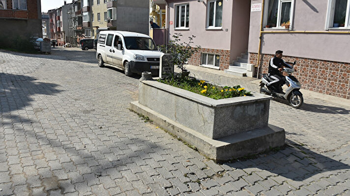 Nişancıpaşa Mahallesi Çokalca Sokak'ta yolun ortasında bulunan 'Ahmet Bey'e ait olduğu yazılı mezar görenleri şaşırtıyor.