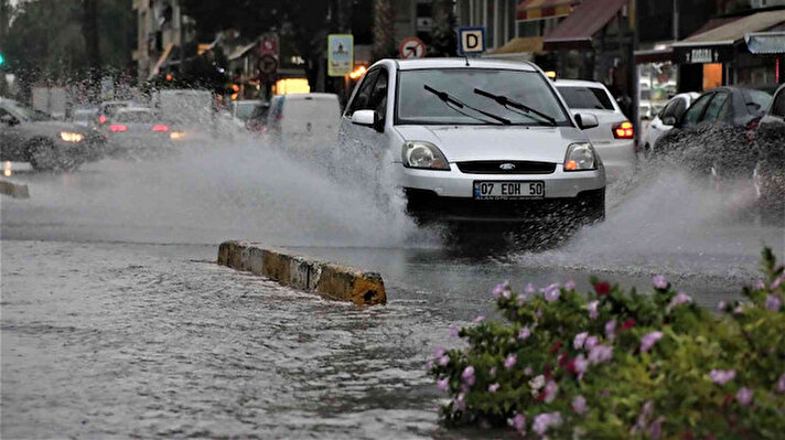 Meteoroloji Genel Müdürlüğü turizm kenti Antalya’yı dün ‘sarı’ kod vererek uyarmıştı. 