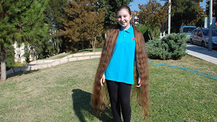 İzmir’in Karabağlar ilçesinde yaşayan 8. sınıf öğrencisi 14 yaşındaki Pelin Özdemir, masal kahramanı Rapunzel’e benzeyen saçlarıyla dikkat çekiyor. 2019 yılında 1 metre 52 santimetrelik saç uzunluğu sebebiyle Dünya Çocuk Rekorları Kitabı’na giren Rapunzel Pelin, geçen 2 yıllık sürede saçlarını uzatmaya devam etti.