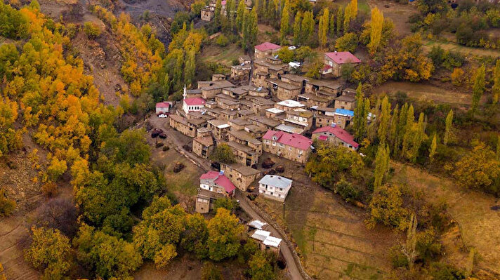 Çoğu, derin vadiler arasındaki yamaçlara kurulu çok katlı tarihi taş evlerden oluşan köyler, son zamanlarda yoğun ziyaretçi akınına uğruyor. 