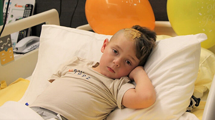 Romanya'da yaşayan Costan çiftinin 4 yaşındaki oğulları Eduard, 1,5 ay önce ailesiyle birlikte koronavirüs geçirdi. Enfeksiyonu atlattıktan 3 hafta sonra denize giden minik çocukta, mide bulantısı ve ateş görüldü. Doktorların menenjit olduğunu düşündüğü Eduard'a birçok antibiyotik tedavisi uygulandı. Tedavilere yanıt vermeyen, hastalığı iyice ilerleyen talihsiz çocuk, yemek yememeye, yürüyememeye ve sürekli uyumaya başladı. Ülkesinde doktorların 'uyutun' dediği minik çocuk, ambulans uçakla Türkiye'ye sevk edildi. Eduard, İstanbul'da geçirdiği ameliyatlar sonrasında sağlığına kavuştu. Uyku halinden uzaklaşan çocuk, yeniden yürümeye, yemek yemeye başladı.