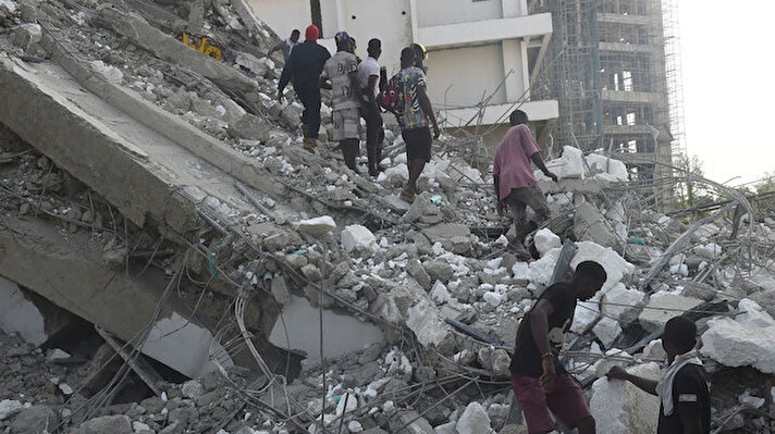 Nijerya’nın en büyük kenti ve eski başkenti Lagos’ta inşaat halindeki 21 katlı bina çöktü. 