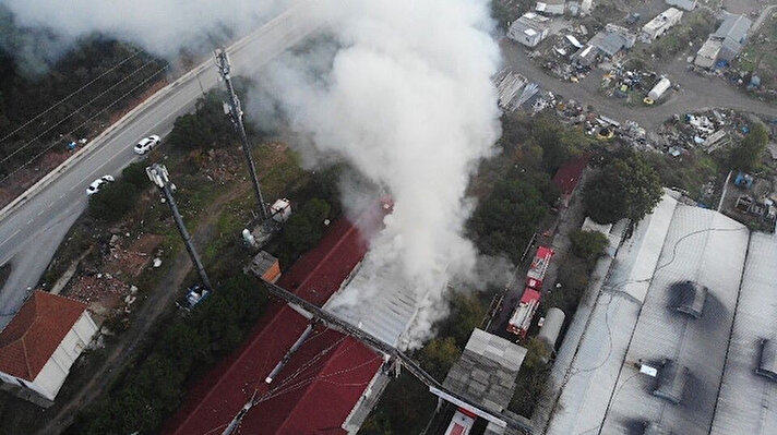 Yangın, sabaha saat 07.00 sıralarında Büyükbakkalköy Mahallesi Büyükbakkalköy Yolu Caddesi üzerinde bulunan atık kağıt deposunda çıktı.