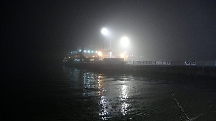 Çanakkale Boğazı’nda akşam saatlerinde etkili olan yoğun sis, deniz ulaşımında aksamalara yol açtı. 