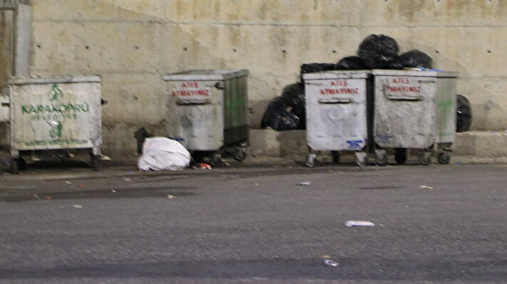 Olay, saat 23.45 sıralarında Esentepe Mahallesi’ndeki şehirlerarası otobüs terminalinde meydana geldi. İddiaya göre sepetli motosikletiyle otogardaki çöp konteynerlerinde kağıt toplayan kişi, poşet içerisinde patlamamış el bombası görmesi üzerine polise ihbarda bulundu. 