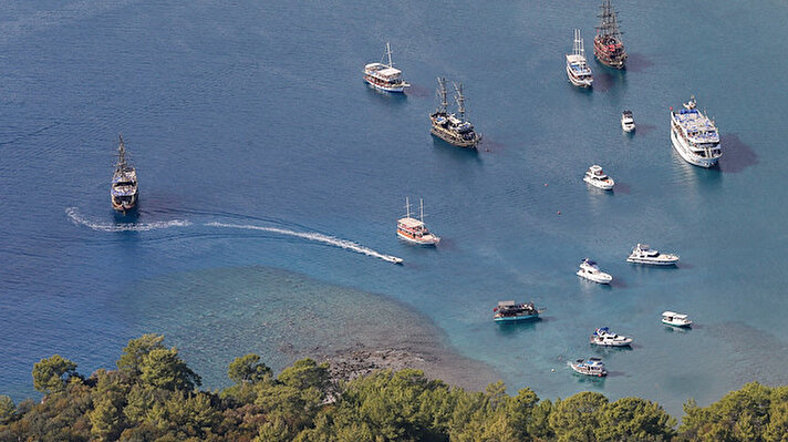 Antalya Kaleiçi Yat Limanı, Alanya, Manavgat, Kemer, Kumluca ve Kaş limanlarından sabah saatlerinde çıkan tekneler, Türkiye'nin ve dünyanın farklı bölgelerinden gelen turistleri Akdeniz'in mavi sularıyla buluşturuyor.