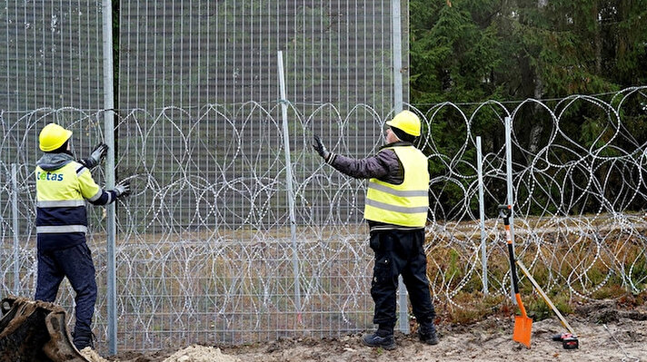 Litvanya, Orta Doğu ve diğer bölgelerden gelen göçmenlerin bu yıl Beyaz Rusya'dan girmeye başlamasının ardından sınırına çelik duvar örmeye başladı.  <br><br>