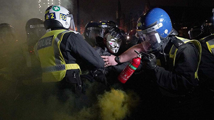 İngiltere’nin başkenti Londra’da "V for Vendetta" maskeli protestocular polisle çatıştı.